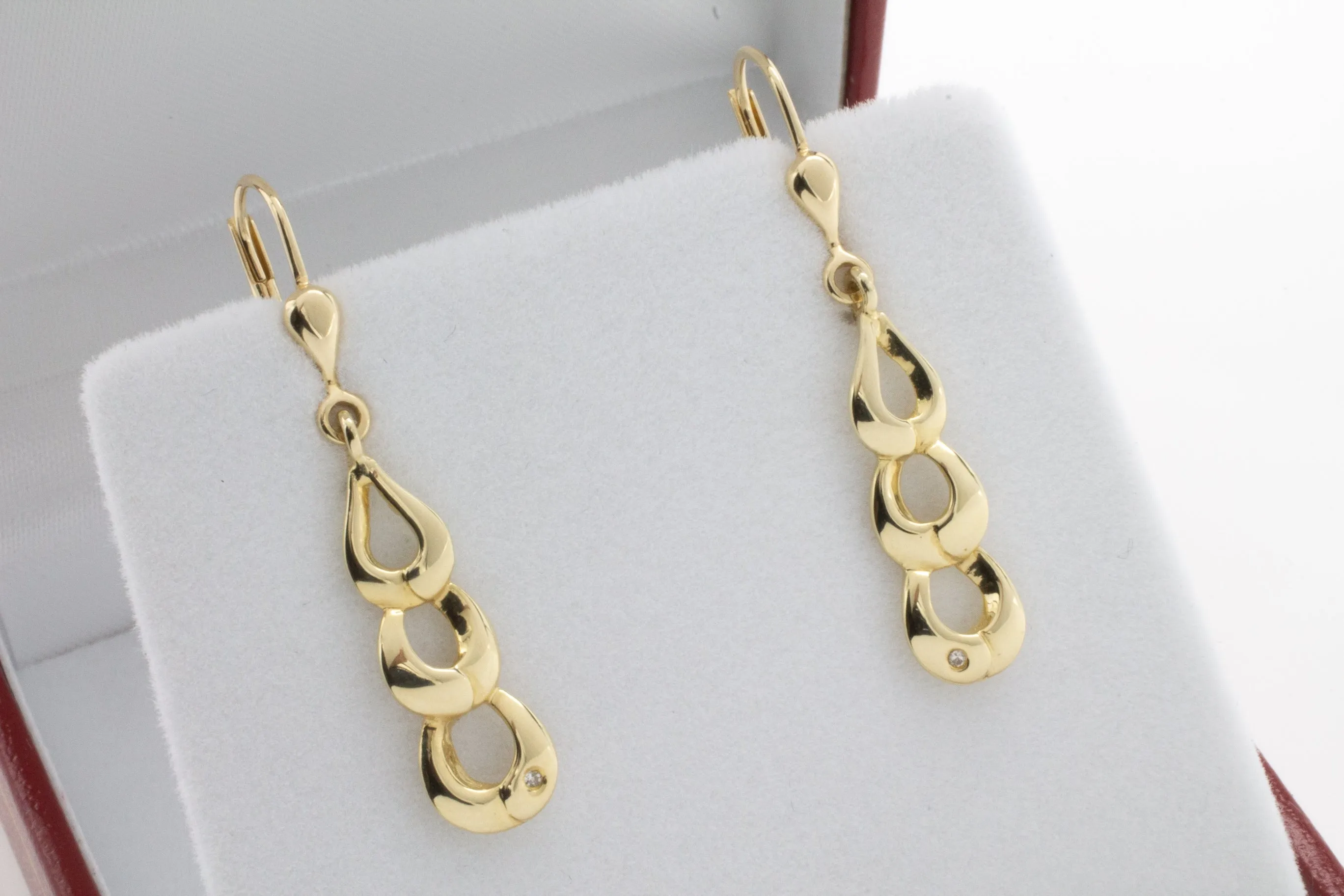 Pendant earrings with diamond